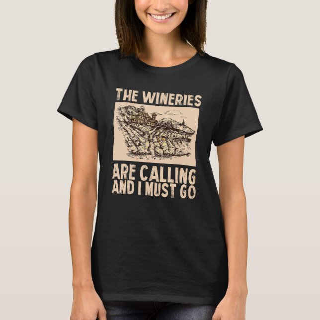 Wine The Wineries Are Calling And I Must Go Wine T Shirt (Framsida)
