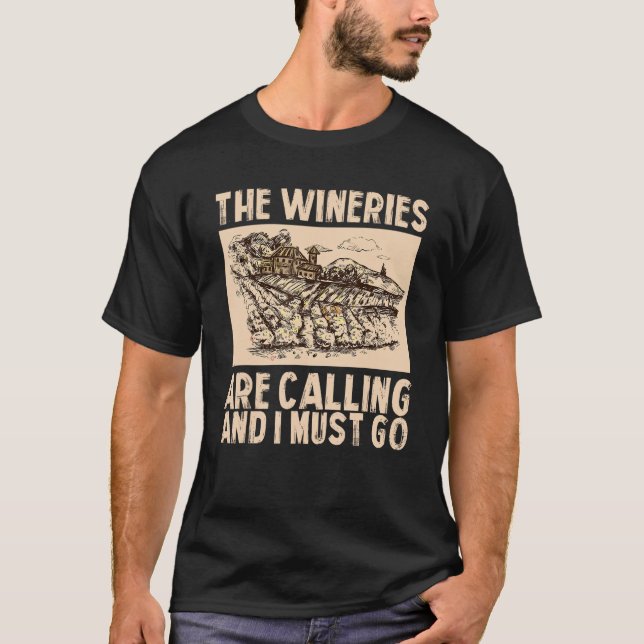Wine The Wineries Are Calling And I Must Go Wine T Shirt (Framsida)