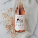 Winery Picnic Cottage Bachelorette Helg Vinflaska Etikett<br><div class="desc">Den här beundransvärda bilden som inspirerats av vineriet är adorberad med ängsgräs och picknick.</div>