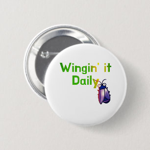 Wingin It Daglig Rolig Insekt Humor Knapp