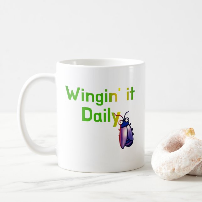Wingin It Daily Funny Bug Humor Kaffemugg (Med munk)