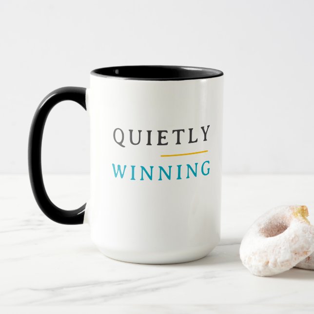 Winning Quietly – Minimal Typography  Mugg (Med munk)