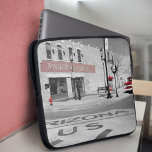 Winslow Arizona Red Stänk Photograph Laptop Sleeve<br><div class="desc">Ett rött stänk i färg finns kvar på en svart och vit bild av ett populärt mål längs Arizonas historiska väg 66 Winslow,  Arizona.</div>