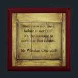 Winston Churchill Quote; Åldras av lyckad Vintage Minnesask<br><div class="desc">Winston Churchill Quote; Success,  med Vintage Åldras Wood-bakgrund,  Gift Boxes. Framgång är inte slutgiltigt,  misslyckande är inte ödesdigert: det är modet att fortsätta som räknas. - Winston Churchill Quote. Framgång är inte slutgiltigt,  misslyckande är inte ödesdigert. Det är modet att fortsätta det som räknas.</div>