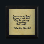Winston Churchill Quote; lyckades Minnesask<br><div class="desc">Winston Churchill Quote, lyckades. Framgången är inte slutlig. Misslyckandet är inte ödesdigert, det är modet att fortsätta på den punkten. Skapat med en dramatisk bakgrund av gips. Designad av Corbin Henry för FamousShortQuotes. Den här Winston Churchill Gift Box är perfekt för jul, födelsedag, studenten eller vardaglig uppmuntran till dem du...</div>