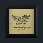 Winston Churchill Quote; lyckades Minnesask<br><div class="desc">Winston Churchill Quote, lyckades. Framgången är inte slutlig. Misslyckandet är inte ödesdigert, det är modet att fortsätta på den punkten. Skapat med en dramatisk bakgrund av gips. Designad av Corbin Henry för FamousShortQuotes. Den här Winston Churchill Gift Box är perfekt för jul, födelsedag, studenten eller vardaglig uppmuntran till dem du...</div>