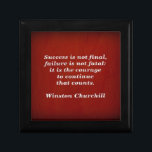 Winston Churchill Quote; lyckades Smyckeskrin<br><div class="desc">Winston Churchill Quote, lyckades. Framgången är inte slutlig. Misslyckandet är inte ödesdigert, det är modet att fortsätta på den punkten. Skapat med en dramatisk röd gipsbakgrund. Designad för dig av Corbin Henry för FamousShortQuotes . Den här Winston Churchill Gift-boxen är perfekt för jul, födelsedag, studenten eller vardaglig uppmuntran för dem...</div>