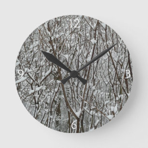 Winter-Abstrakten för Grenar täckt av snö Rund Klocka
