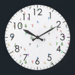 Winter Alpine Skiers Skiing Ski Skis Mönster Stor Klocka<br><div class="desc">Coolans vinterdesign med mönster-skidor där skidbackarna i alpina skidorter ligger mellan snö täckta fir träd i alpernor. Freeride-skidåkarna har färglös vintage retro ski kostym och skidar nedför med skidor på en vit snöskum i bergslandskapet. En underbar vintersportgåva till en skidåkare i din vänkrets, medarbetare eller familj... roligt.. Bildschemat för visuella...</div>