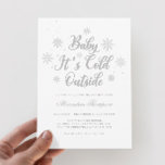 Winter Baby Det är Kallet utanför babyskabinen<br><div class="desc">Meddela ditt glada firande med vår "Baby Det är Kall utanför könsuppehåll för barnskor". Perfekt för dem som utforskar baby kallet utanför babyduschidéer och idéer om babydusch under vintern, denna inbjudan skapar en mysigt, festlig sammankomst. Perfekt för dagdrömmar om babydusch och prydnadduschidéer, det blandar magin från en vit juldusch med...</div>
