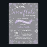 Winter Baby Shower Lila White och Grått Snowflake Inbjudningar<br><div class="desc">Inbjudan till Winter Baby Shower. Lila White och Grått Snowflake. Bjud in för barn. Winter Helgdag Baby Shower Inbjudan. Lila och vitt Snöflingor. Grått-bakgrund. Om du vill göra ytterligare anpassningar klickar du på knappen "Anpassa" och användor verktyg som är utformat för att ändra mallen.</div>