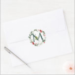 Winter Berries Monogram M Smårunda etiketter<br><div class="desc">Den här uppsättningen 20 små 1, 5-tums runda engramsförseglingar har en ljusröd och skogsbergsbrödande vinter-grönt med en dekorativ sage-grönt som första början.</div>