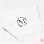 Winter Berries Monogram M Smårunda etiketter<br><div class="desc">Den här uppsättningen 20 små 1, 5-tums runda engramsförseglingar har en ljusröd och skogsbergsbrödande vinter-grönt med en dekorativ sage-grönt som första början.</div>