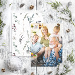 Winter Black Botanical God jul Photo Holid Julkort<br><div class="desc">Tittar du ett vackert och unikt helgdag-kort som ska skickas till dina vänner och familj i år? Se bara vårt Winter Black Botanical God jul Photo Helgdag Card! Det här enkla kortet och eleganten har din favoritbild i utfallet mitt till mörk, överdragen med God jul i en populär, vit, röd...</div>