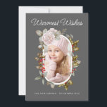 Winter Blommigt och Evergreens Helgdag Photo Julkort<br><div class="desc">Detta underbart elegant julkort för helgdag har en unik blandning av rosa ros med evergreens och holly med röda bär över rikens grått-bakgrund för att bilda en perfekt underbar kombination. Ovalet ram som omger ditt foto gör ett vackert och unikt julkort. Anpassa textmallen med din familj namn och året.</div>