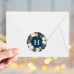 Winter Blommigt Wandedräkt Monogram Helgdag Runt Klistermärke<br><div class="desc">Våra vackra helgdag för vinterbär har en krans av vattenfärgade blommor av elfenbensfärgad, lush grönt foliage, gräs-koner och hullbär som omger anpassningsbarnas monogram eller inledande mot en marin blå bakgrund. Perfekt till använda som kuvertförseglingar, presentförpackade märkre, för hantverk och annat. Designad att samordna med vår insamling av helgdag för vinter-Blommigt....</div>