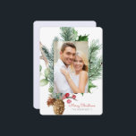 Winter Botanical Greenery 2 Photo Flat Julkort<br><div class="desc">Modern vinter botaniskt grönämne,  kantler,  gräs-koner och platta Helgdag för röda bär. Skriptet "God jul" och modernt teckensnitt som används. Lägg till dina favoritfoton och anpassa ditt personliga meddelande.</div>