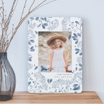 Winter Bouquet | Hanukkah-fotokort Julkort<br><div class="desc">Elegant Hanukkah-fotokortet har ett favoritfoto eller ett porträtt-orienterat foto omgivet av gräns i delikat blå botaniskt blad och små blommar av vattenfärgad blomma. Din anpassningsbar Julhälsningar och familjen namn eller namn visas under fotot med chic grått-bokstäver. Anpassa baksidan med två extra foton och ett personligt meddelande.</div>