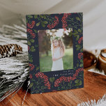 Winter Bouquet | Helgdag-fotokort Julkort<br><div class="desc">Elegantens helgdag-fotokort innehåller ett favoritfoto omgivet av en gräns av botaniskt löv från lush-grönt och små blommar av röda vattenfärger på en rikens blå bakgrund. Din anpassningsbar Julhälsningar och familjen namn eller namn visas under fotot med chicens vita bokstäver.</div>