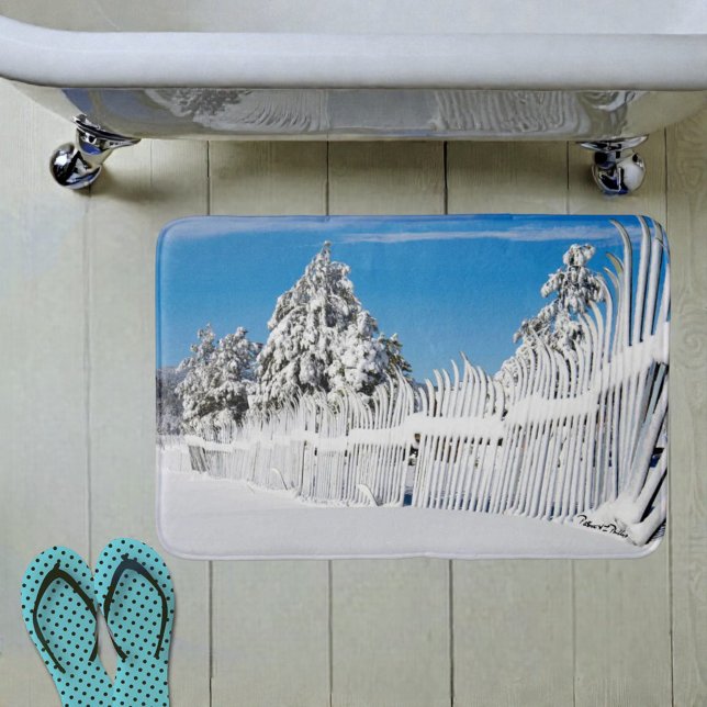 Winter Cabin Rusty Snowy Ski Fence Träd Photo Badrumsmatta (Snow ski fence in winter scene bath mat. )