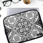 Winter Cardinals Mandala Laptop Fodral<br><div class="desc">Tittar för en bärbar snyggt och personlig fodral som behållor din enhet skyddad samtidigt som du visar din unika stil? Titta bara på vår handdragna vinterfågel på den bärbara datorn fodral! Med en vacker och invecklad design av julkardinaler och poinsettia-blommor som mönstras i en mandala har detta vackra tekniska tillbehör...</div>