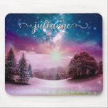 Winter Fantasy Starry Landscape med Namn Musmatta<br><div class="desc">Vackra musmattor med en vinterfantasi med en snö täckt ängsskugga inlagd i rosa och lila och en blå stjärna himlar ovanför med glitter och gixdamm. Musknappen är personlig med namn i finare-skriptbokstäver med eleganter på båda sidor. Vacker,  magisk,  vismisk och roligt.</div>