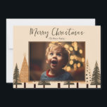 Winter Forest Neutralt Photo jul Julkort<br><div class="desc">Det här fotojulkortet har en vinter-grön vinter-färgsfärgen festive på neutraltens bakgrund. Anpassa enkelt korten med hjälp av anpassningsfunktionen.</div>