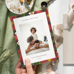 Winter Garden | Helgdag-fotokort Julkort<br><div class="desc">semesterhälsningar med de här fotojulkorten med ditt favoritfotoset på en bakgrund av blommor och botaniska helgdag i festive Red och grönt. Med ett redigerbart meddelandeområde kan du anpassa din Julhälsningar i modern text. Lägg till din familj namn eller namn under.</div>