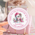 Winter Girl 1st Birthday Cute Penguin Tack Runt Klistermärke<br><div class="desc">Skapa unika klistermärken för Tack för den första flicka-födelsedagsfesten. De här runda etiketterna i rosa och vitt har en söt, giftig penguin i en julhatt och scarf, sitta med en snögubbe omgiven av helgdag greenery och prydnadsföremål. Med mallen är det enkelt att skriva födelsedagsflickan namn, som är designad i ett...</div>
