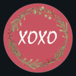 Winter Greenery Berries Wandejul XOXO Runt Klistermärke<br><div class="desc">Elegant och modern förslutning eller presentdekal för julen med texten XOXO i vit chic med kalligrafi på röd bakgrund och en snyggt av vinter- gieneri- och bäddkrans. Enbart designad för dig av Lycklig Dolphin Studio. Om du behöver hjälp eller matchande produkter kontaktar du oss via vår chatta för butiker!</div>