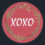 Winter Greenery Berries Wandejul XOXO Runt Klistermärke<br><div class="desc">Elegant och modern förslutning eller presentdekal för julen med texten XOXO i vit chic med kalligrafi på röd bakgrund och en snyggt av vinter- gieneri- och bäddkrans. Enbart designad för dig av Lycklig Dolphin Studio. Om du behöver hjälp eller matchande produkter kontaktar du oss via vår chatta för butiker!</div>