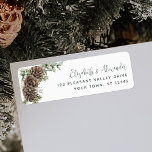 Winter Greenery Gräs Cone Bröllop Returadress Returadress Etikett<br><div class="desc">Perfekt för vinterbröllop och helgdag-post har dessa returetiketter av elegant en skog med vintern vintergrön bukett med vattenfärgade gröna spriter och gräs-koner,  accentuerade med snöbär. Sök efter matchande produkter i samlingen och känn dig fri att meddela mig genom Zazzle-Chattan om du behöver designtsvagheter eller flera matchande produkter.</div>