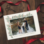 Winter Greenery Ivory Photo jul Julkort<br><div class="desc">Den här eleganten är det helt anpassade med ett Helgdag för Vinter Greenery Ivory Photo jul-kort. Vill du anpassa ännu mer? Klicka på "Redigera med Design Verktyg". Den här designen ingår i en samling. Ursprungliga vattenfärgsgrafik som färgats av designern Stacey Meacham.</div>