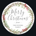 Winter Greenery Löv Berries God jul Runt Klistermärke<br><div class="desc">Vintergrön löv bär årdekalen. Anpassa bara julklippet till din familj namn. Enbart designad för dig av Lycklig Dolphin studio. Kontakta oss på happydolphinstudio@outlook.com om du behöver hjälp eller matchande produkter.</div>