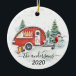 Winter Helgdag RV Camper Monogram Family Snö  Julgransprydnad Keramik<br><div class="desc">Den här designen skapades genom digital grafik. Det kan vara personlig i det område som tillhandahålls eller anpassas genom att ändra fotot eller lägga till ditt eget ord. Kontakta mig på colorflowcreations@gmail.com om du vill ha den här designen på en annan produkt eller ändra familjemedlemmarnas antal, gender eller hår färg....</div>
