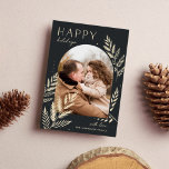 Winter Laurel | Glad helg-fotokort Julkort<br><div class="desc">En helgdag för chic och elegant med ett enda lodrät- eller porträtt-orienterat foto i en unik bågform,  som är förskönad med finmaskigt botaniskt blad. "Glad helg" visas längst upp till lämnat,  med namn i den nedre högerna. Ett förfinat naturinspirerat val inför julen 2021 hälsning.</div>