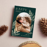 Winter Laurel | Glad helg-fotokort Julkort<br><div class="desc">En helgdag för chic och elegant med ett enda lodrät- eller porträtt-orienterat foto i en unik bågform,  som är förskönad med finmaskigt botaniskt blad. "Glad helg" visas längst upp till lämnat,  med namn i den nedre högerna. Ett förfinat naturinspirerat val inför julen 2021 hälsning.</div>
