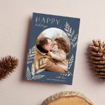 Winter Laurel | Glad helg-fotokort Julkort<br><div class="desc">En helgdag för chic och elegant med ett enda lodrät- eller porträtt-orienterat foto i en unik bågform,  som är förskönad med finmaskigt botaniskt blad. "Glad helg" visas längst upp till lämnat,  med namn i den nedre högerna. Ett förfinat naturinspirerat val inför julen 2021 hälsning.</div>