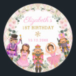 Winter Nutcracker Blommigt Födelsedagsfest Flicka Runt Klistermärke<br><div class="desc">Det här vackra,  runda klistermärket har magiska tecken från en av de mest älskade julsagorna hela tiden,  Nutcracker. Använda fält att anpassa märkrna med egna formuleringar och detaljer. Klicka på knappen "anpassa ytterligare" om du vill ordna om och formatera stil och placera texten.</div>