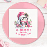 Winter Oh What Roligt Penguin Rosa Girl 1 Birthday Pappersservett<br><div class="desc">Skapa pappra blöjor för den första flicka födelsedagsfesten i temat "Åh, Vilken Roligt". De här blöjorna i rosa och vitt har en söt penguin i en julhatt och scarf, sitta med en snögubbe omgiven av helgdag och prydnadsföremål. Med mallen är det enkelt att skriva födelsedagsflickan namn, som är designad i...</div>
