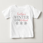 Winter ONEderland 1:a födelsedag T Shirt<br><div class="desc">Fira i stil med det här trendiget,  första födelsedag t-shirt. Utformningen är enkel att anpassa med din egen formulering och din lilla snöflake kommer att se så söt ut med den här söta anpassningsbarna t-shirt. Matchande objekt i party finns i samlingen.</div>