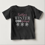 Winter ONEderland 1:a födelsedag T Shirt<br><div class="desc">Fira i stil med det här trendiget,  första födelsedag t-shirt. Utformningen är enkel att anpassa med din egen formulering och din lilla snöflake kommer att se så söt ut med den här söta anpassningsbarna t-shirt. Matchande objekt i party finns i samlingen.</div>