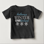Winter ONEderland 1:a födelsedag T Shirt<br><div class="desc">Fira i stil med det här trendiget,  första födelsedag t-shirt. Utformningen är enkel att anpassa med din egen formulering och din lilla snöflake kommer att se så söt ut med den här söta anpassningsbarna t-shirt. Matchande objekt i party finns i samlingen.</div>