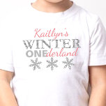 Winter ONEderland 1:a födelsedag T Shirt<br><div class="desc">Fira i stil med det här trendiget,  första födelsedag t-shirt. Utformningen är enkel att anpassa med din egen formulering och din lilla snöflake kommer att se så söt ut med den här söta anpassningsbarna t-shirt. Matchande objekt i party finns i samlingen.</div>