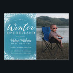 Winter Onederland Boy 1st Birthday Party Photo Inbjudningar<br><div class="desc">Tur vinter under-temat födelsedagsfest inbjudan,  fotopatecken med vit typografi,  där det står "vinterunderland",  där snöflingor glöms mot en turkosblå bakgrund. Lägg till din egen bild på kortets höger. Underbar för en pojkes första födelsedagsfest under jul- och vintersäsongen.</div>