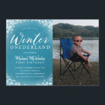 Winter Onederland Boy 1st Birthday Party Photo Inbjudningar<br><div class="desc">Tur vinter under-temat födelsedagsfest inbjudan,  fotopatecken med vit typografi,  där det står "vinterunderland",  där snöflingor glöms mot en turkosblå bakgrund. Lägg till din egen bild på kortets höger. Underbar för en pojkes första födelsedagsfest under jul- och vintersäsongen.</div>