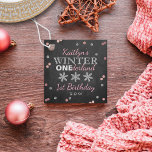 Winter ONEderland Chalkboard 1:a födelsedag Gåvor Etiketter<br><div class="desc">Fira i stil med den här söta och mycket trendig födelsedagsfesten föredrar taggar. Den här utformningen är enkel att anpassa med din speciella händelsetext och dina gäster blir glada när de ser dessa fantastiska märkre. Matchande duschobjekt finns i samlingen.</div>