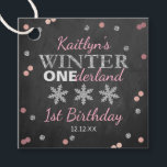 Winter ONEderland Chalkboard 1:a födelsedag Gåvor Etiketter<br><div class="desc">Fira i stil med den här söta och mycket trendig födelsedagsfesten föredrar taggar. Den här utformningen är enkel att anpassa med din speciella händelsetext och dina gäster blir glada när de ser dessa fantastiska märkre. Matchande duschobjekt finns i samlingen.</div>