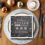 Winter ONEderland Chalkboard 1:a födelsedag Pappersservett<br><div class="desc">Fira i stil med trendiget 1:a födelsedag party-blöjor. Designen är lätt att anpassa med din egen formulering och din familj och dina vänner blir glada när de ser dessa fantastiska servetter. Matchande objekt i party finns i samlingen.</div>