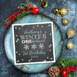 Winter ONEderland Chalkboard 1:a födelsedag Pappersservett<br><div class="desc">Fira i stil med trendiget 1:a födelsedag party-blöjor. Designen är lätt att anpassa med din egen formulering och din familj och dina vänner blir glada när de ser dessa fantastiska servetter. Matchande objekt i party finns i samlingen.</div>